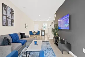 Chic 2BR Townhome close to Downtown and Beaches. - Image 2