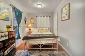 Spacious and cozy home 1 min walk to Kodak Ctr 2bd - Image 4