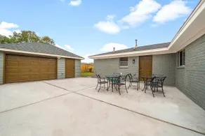 Charming-Near Hobby Airport, King Bed - Image 4