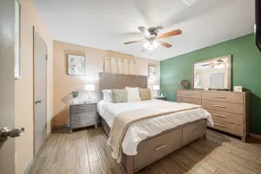 Charming-Near Hobby Airport, King Bed - Image 5