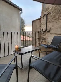 Renovated 2-bedroom apartment with terrace - Image 2
