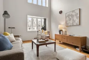 Charming Loft, High Ceiling !Modern & Central, Free private Parking 7 min walking ! - Image 4