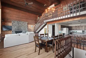 Spacious Mountain View Retreat - Image 3