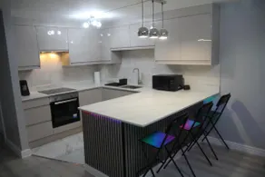 Comfy 2-bedroom Flat with Private Parking - Image 4