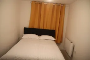 Comfy 2-bedroom Flat with Private Parking - Image 5