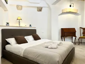 An enchanting residence with a terrace overlooking the Duomo - Image 4