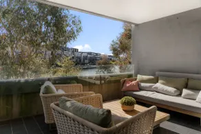 Luxe Lake Views | 5 Beds | 2 Cars | BBQ | Smart TV - Image 3