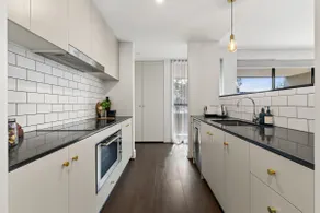 Luxe Lake Views | 5 Beds | 2 Cars | BBQ | Smart TV - Image 2
