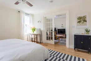 Private King suite w/ separate entry-Walk to Taft! - Image 4