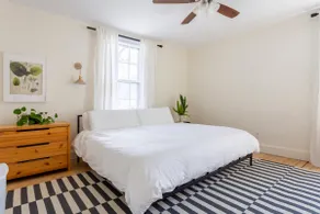Private King suite w/ separate entry-Walk to Taft! - Image 3