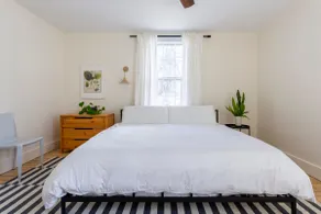 Private King suite w/ separate entry-Walk to Taft! - Image 2