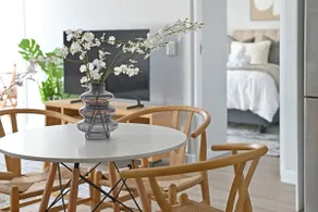 Chic 2-Bed Apt with stunning Mountain Views - Image 3