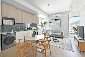 Chic 2-Bed Apt with stunning Mountain Views - Image 4