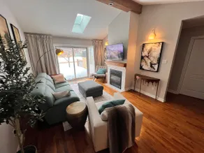 Bungalow by airport w/ private dog-friendly yard - Image 2