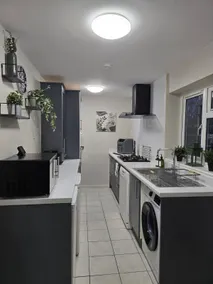 Spacious modern house w 2x bathrooms and parking - Image 2