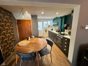 Stylish Stratford Old Town home - Image 2