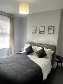 Cosy 2-Bed Home - Central Location Near Town & Train Station - Image 2