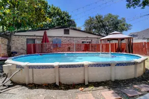 The Poolside Escape: Comfort, Space & Relaxation - Image 3