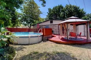 The Poolside Escape: Comfort, Space & Relaxation - Image 4