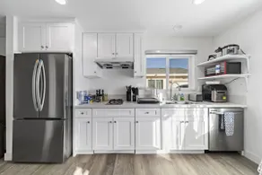 Stylish Design, Conveniently Close Grocery Stores - Image 3