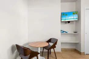 Cozy Studio in Lake With Pool & BBQ - Image 4
