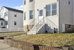 Luxurious 2 BD next to UMass - Image 3
