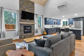 Rainier's Newest Luxury Chalet with Hot Tub-AC-WiFi - Image 2