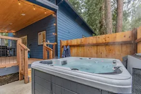 Rainier's Newest Luxury Chalet with Hot Tub-AC-WiFi - Image 4