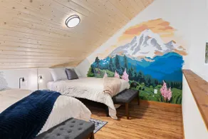 Rainier's Newest Luxury Chalet with Hot Tub-AC-WiFi - Image 3