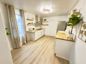 1Bedroom Apt/FullKitchen/pulloutsofabed/king bed - Image 3