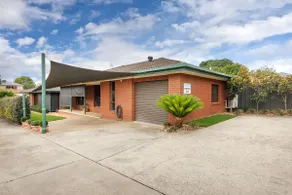 Adorable Abode on Schubach - Fabulous, spacious two bedroom unit close to hospital in East Albury - Image 4