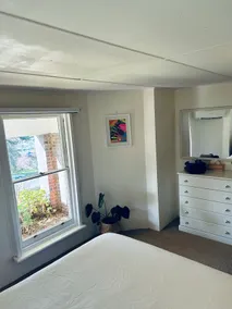Hillcrest Hideaway – City Views & Free Breakfast - Image 4