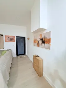 House of Flair: Modern Art Haven - Image 3