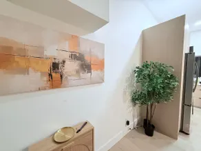 House of Flair: Modern Art Haven - Image 2