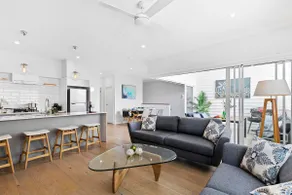 Stylish 3BR Townhouse CampHill - WiFi, Parking - Image 2