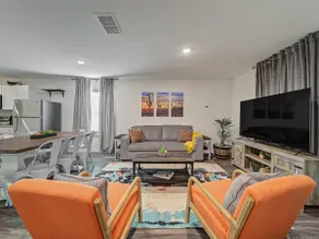 Modern•King Bed•Luxe•Fast WiFi•HDTVs - Image 2