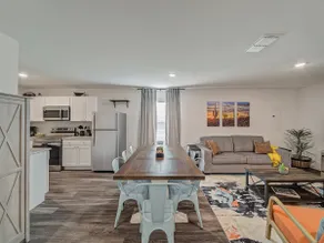 Modern•King Bed•Luxe•Fast WiFi•HDTVs - Image 4
