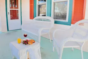 Cozy Seaside Cottage 1 Block to Beach + Beach Box! - Image 2