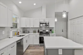 Modern Farmhouse near Downtown - Image 4