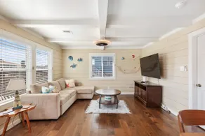 Canal Home Cozy and Clean - Image 4