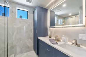 3BR Waterfront Stay: Pool, Spa & Free Kayaks - Image 5