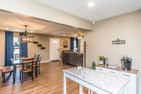 Charming Retreat close to Blue Oval City w/hot tub - Image 4