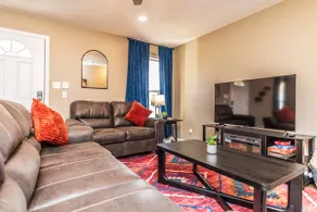 Charming Retreat close to Blue Oval City w/hot tub - Image 3