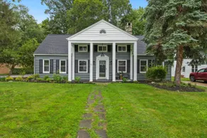 Lakefront Luxury Retreat - Image 5