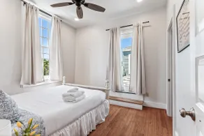 Smart 2BR Overlooking Freret w/Roof Deck & Parking - Image 4