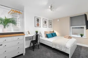 Luxury Lower-Level One Bed Apt - Image 5