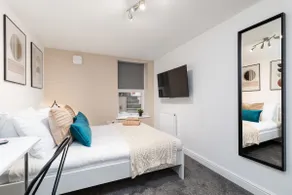 Luxury Lower-Level One Bed Apt - Image 2