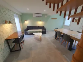 Air-conditioned house with terrace - Image 3