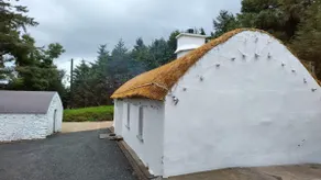 Slieve League Thatched Cottage: carrick co donegal - Image 2