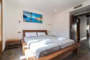 Spacious, central right on the beach, large terrace - Image 5